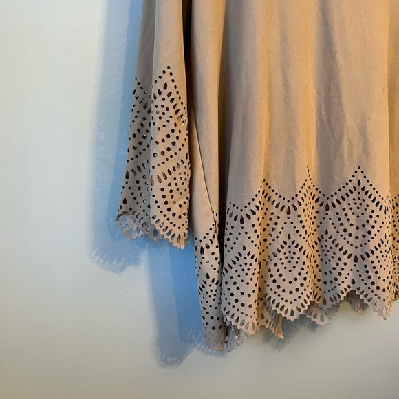 Hannah long sleeve tan neutral laser cut bottom and sleeve longline blouse M - Picture 3 of 6